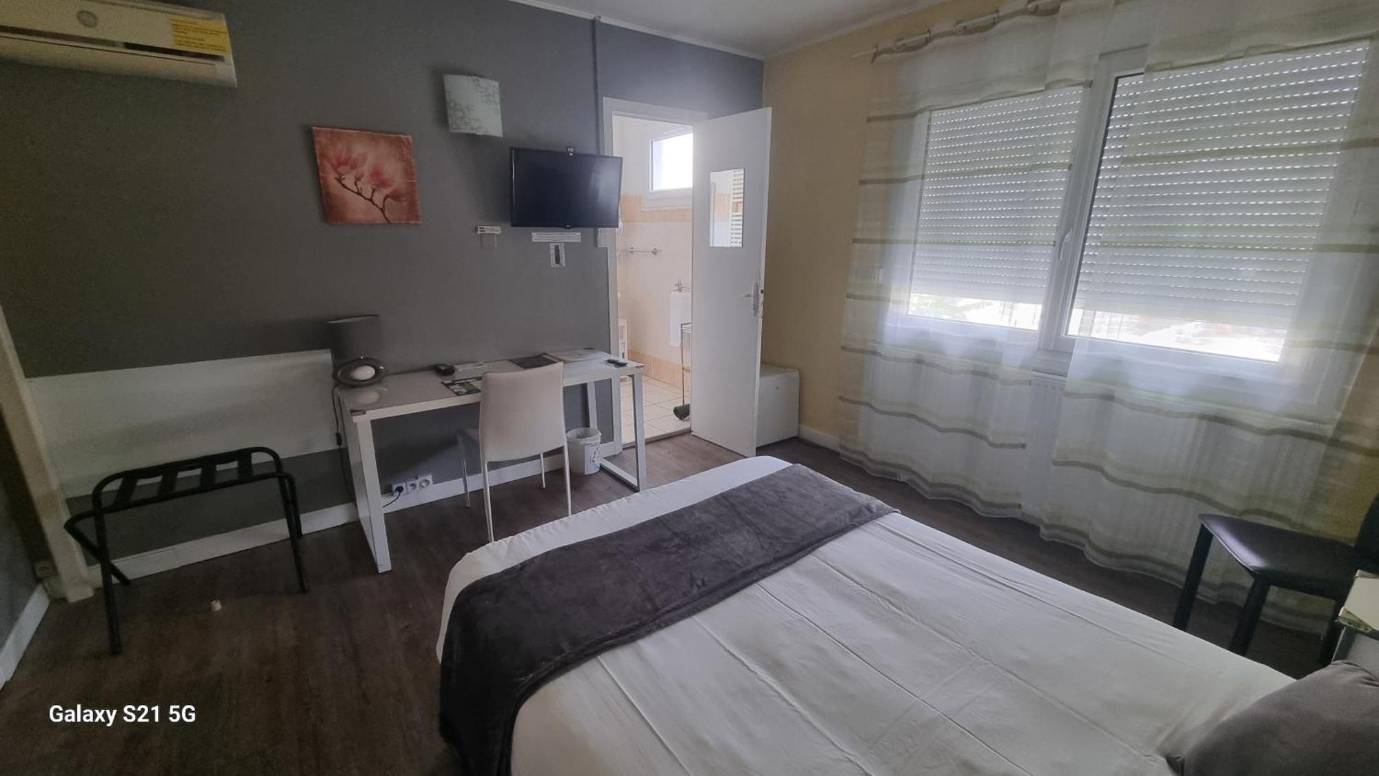Hotel Du Tricastin Pierrelatte Εξωτερικό φωτογραφία