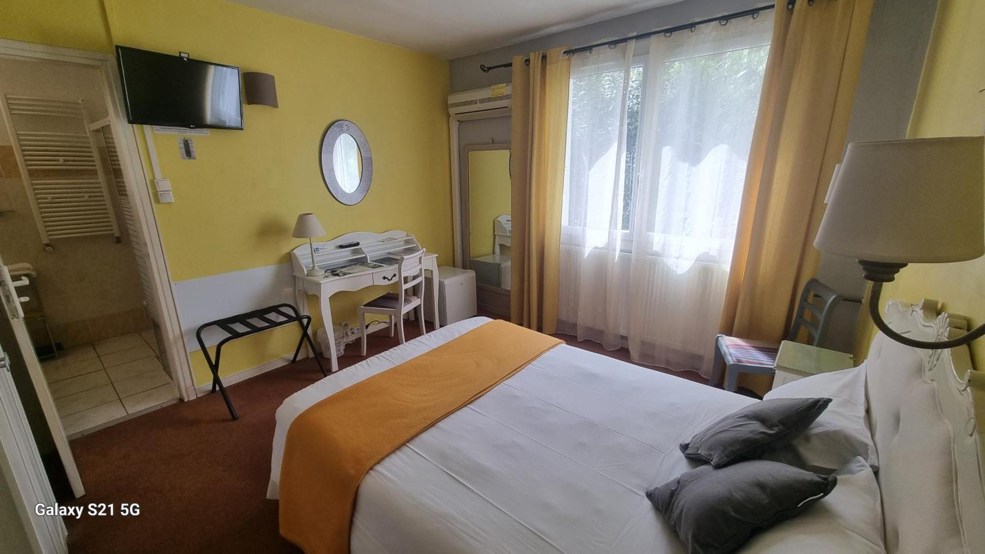 Hotel Du Tricastin Pierrelatte Εξωτερικό φωτογραφία